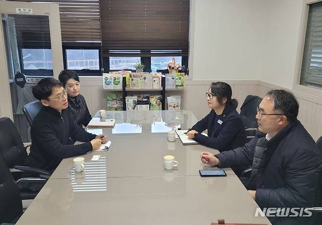 [통영=뉴시스] 지난 19일 경남도 조현준(맨 오른쪽) 해양수산국장이 통영지역 한 수산식품 가공업체와 현장 의견 청취를 위한 간담회를 하고 있다. (사진=경남도 제공) 2024.01.21. photo@newsis.com