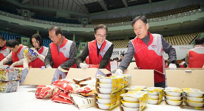 BNK금융그룹 임직원 500여명이 창원 마산실내체육관에서 생필품ㆍ식료품 꾸러미 만들기 봉사활동을 펼치고 있다. BNK금융 제공