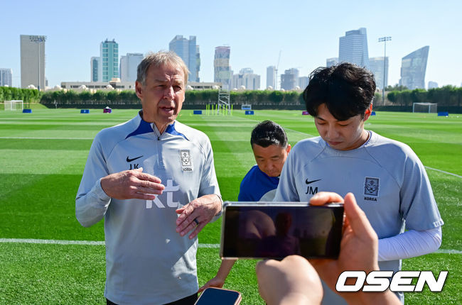 [OSEN=도하(카타르), 지형준 기자] 대한민국 축구대표팀이 21일(현지시간) 카타르 도하 알 에글라 트레이닝 센터에서 훈련을 가졌다.클린스만 감독이 훈련에 앞서 취재진과 이야기를 나누고 있다. 2024.01.21 / jpnews.osen.co.kr