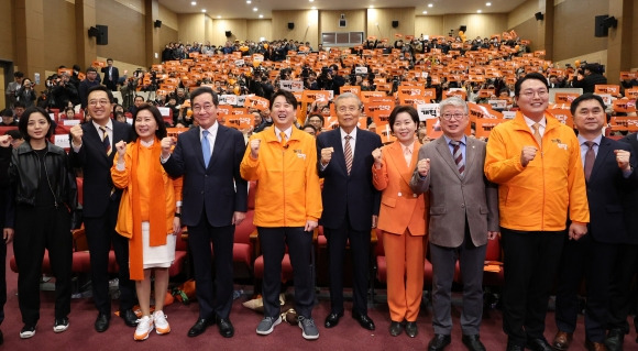 개혁신당 출범… 이준석 대표 추대 - 이준석 개혁신당 대표가 지난 20일 서울 여의도 국회 의원회관에서 열린 당 창당대회에서 참석자들과 함께 파이팅 포즈를 하고 있다. 왼쪽부터 새로운선택 공동대표인 류호정·금태섭 전 의원, 허은아 개혁신당 최고위원, 이낙연 새로운미래 인재위원장, 이 대표, 김종인 전 국민의힘 비상대책위원장, 양향자 한국의희망 대표, 조응천 미래대연합 공동창당위원장, 천하람 개혁신당 최고위원, 김종민 미래대연합 공동창당위원장. 뉴스1