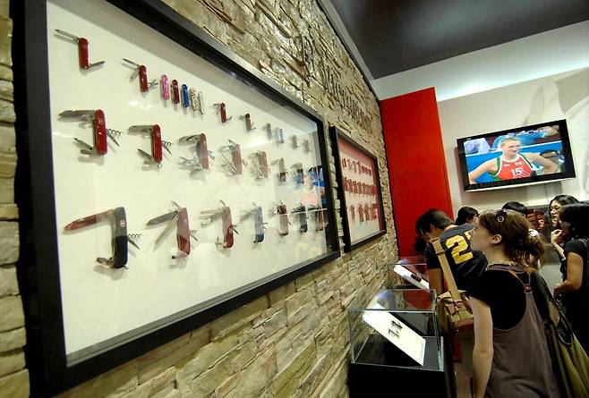 2008년 8월19일 중국 베이징 798 예술거리에 위치한 스위스 하우스에서 방문객들이 빅토리녹스 제품들을 살펴보고 있다.ⓒEPA