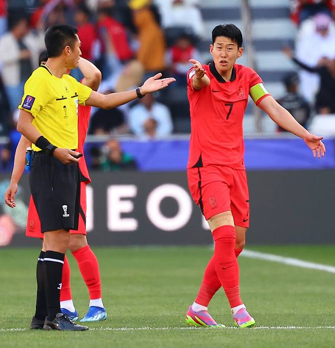 ▲ 위르겐 클린스만 감독이 이끄는 한국 축구대표팀은 20일(한국시간) 카타르 도하 알투마마 스타디움에서 열린 요르단과 2023 아시아축구연맹(AFC) 카타르 아시안컵 E조 조별리그 2차전에서 2-2로 비겼다. 손흥민은 바레인전에서 경고 한 장을 받았다 ⓒ연합뉴스