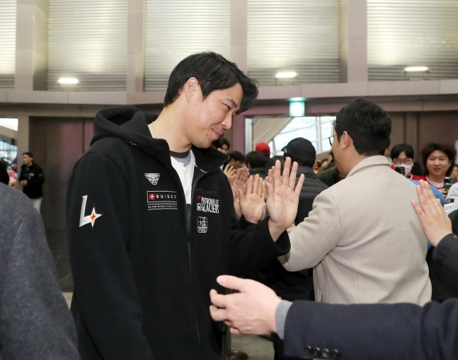 한유섬이 21일 인천 송도에서 열린 '2024 SSG 랜더스 팬페스티벌' 행사 종료 후 팬들과 하이 파이브를 하고 있다. /사진=SSG 랜더스