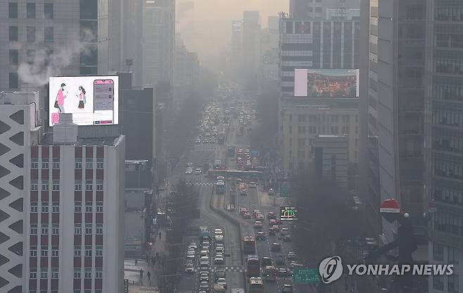 초미세먼지 '나쁨' 초미세먼지 농도가 '나쁨' 수준을 보인 10일 오전 서울 종로구 일대가 뿌옇게 보이고 있다. [연합뉴스 자료사진]