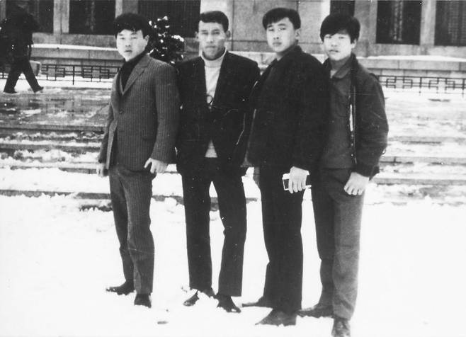 1969년 친구들과 남산에 오르던 날의 전태일(왼쪽) [전태일재단 제공·재판매 및 DB 금지]