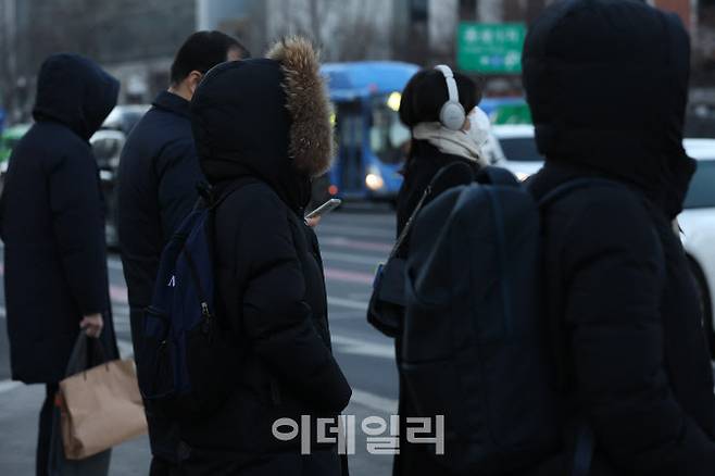 [이데일리 이영훈 기자] 영하 6.9도를 기록한 15일 오전 서울 광화문 사거리 일대에서 시민들이 이동하고 있다.