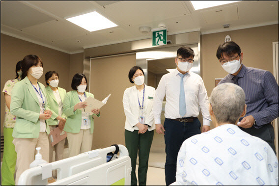 가톨릭대학교 여의도성모병원 림프종센터 혈액내과 전영우 교수(맨우측)가 조혈모세포이식 무균병동에서 림프종 환자의 상태를 살피고 있다.