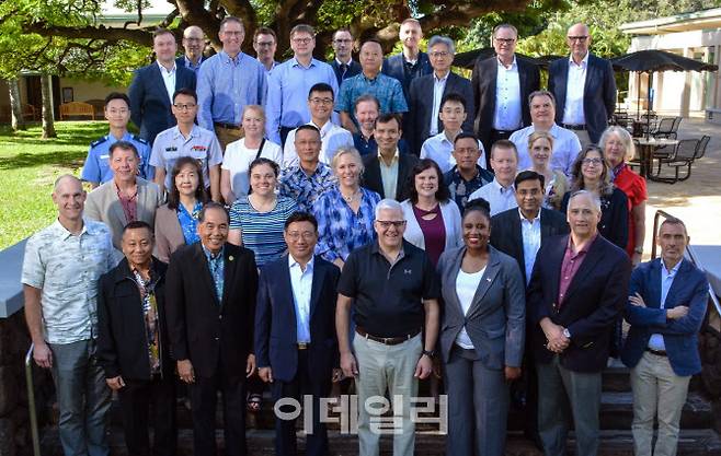 이갑수 국방부 군수관리관(맨 앞줄 왼쪽 네 번째)과 미 하와이 아태연구소 및 미 국방부 관계관 등이 18~19일 미 하와이 아태연구소에서 열린 방산·군수협력 워크숍에서 기념촬영을 하고 있다. (사진=국방부)