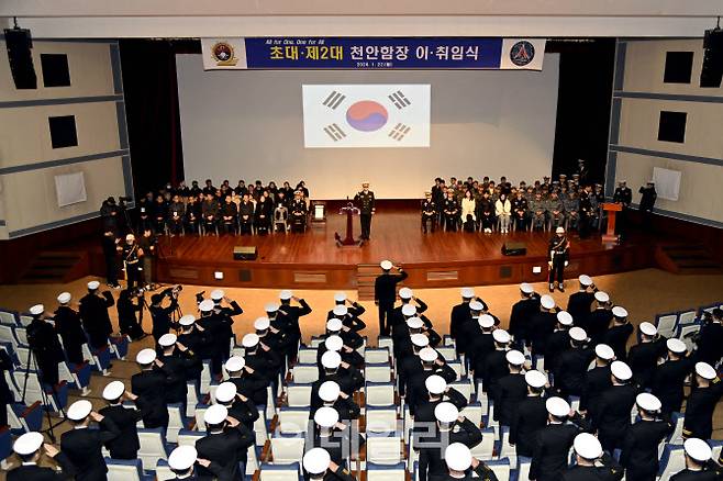 22일 해군2함대사령부 충무관에서 열린 취임식에서 박연수(단상 가운데) 중령이 천안함 승조원들로부터 경례를 받고 있다. (사진=해군)