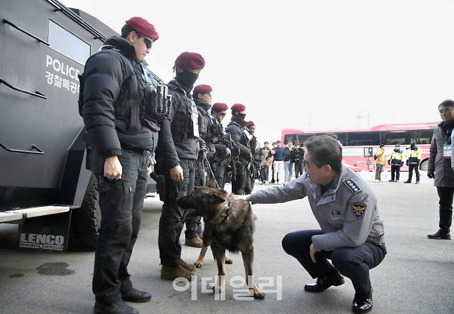 윤희근 경찰청장이 22일 ‘2024 강원 동계청소년올림픽’ 현장을 방문해 경찰의 안전관리 지원현황을 살펴보고 현장 경찰관들을 격려하고 있다. (사진=경찰청)