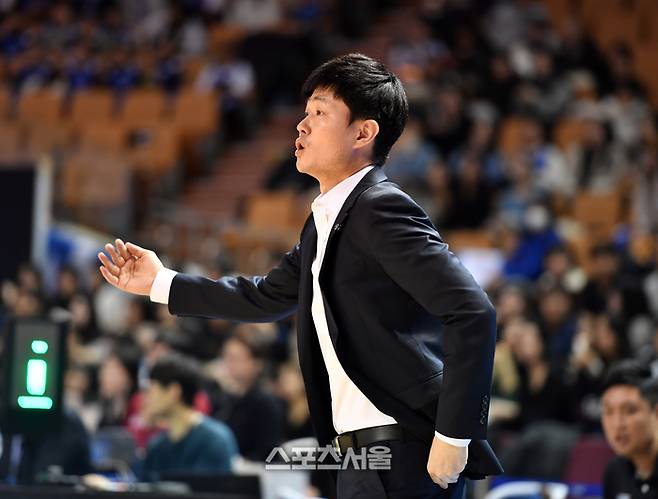 한국가스공사 강혁 감독이 잠실실내체육관에서 열린 2023-2024 프로농구 삼성전에서 선수들에게 지시하고 있다. 잠실 | 강영조기자 kanjo@sportsseoul.com