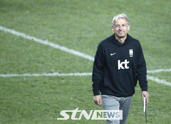 클린스만 감독이 이제는 보여줄 때다. 대한민국 사령탑 부임 이후 첫 메이저 대회에서 시험대에 올랐다. 모두가 예상하는 그림이 아닌 변칙으로 아시아를 놀라게 해주길 기대해 본다. 뉴시스/AP