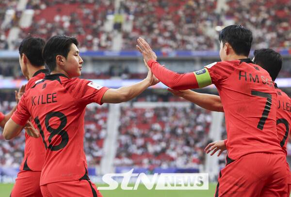 클린스만 감독이 이제는 보여줄 때다. 대한민국 사령탑 부임 이후 첫 메이저 대회에서 시험대에 올랐다. 모두가 예상하는 그림이 아닌 변칙으로 아시아를 놀라게 해주길 기대해 본다. 사진┃뉴시스/AP