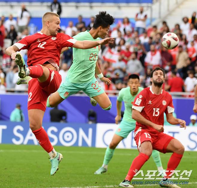 17일(현지시간) 카타르 도하 알투마마 스타디움 열린 2023 아시아축구연맹(AFC) 카타르 아시안컵 중국과 레바논의 경기. 중국 린량밍이 슈팅을 시도하고 있다. 도하(카타르)=박재만 기자 pjm@sportschosun.com/2023.01.17/