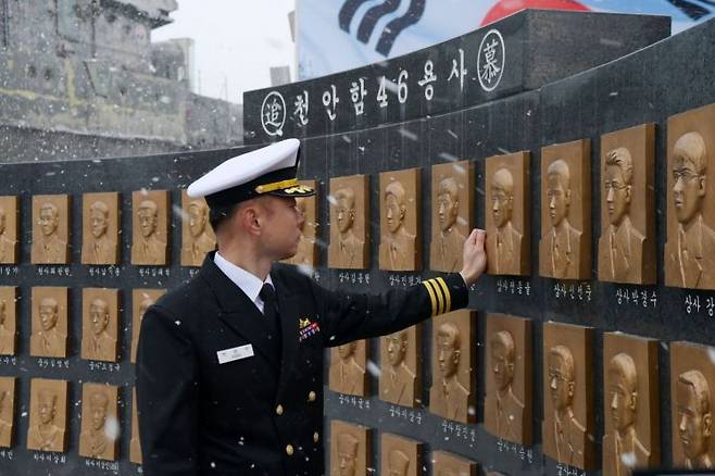 22일 해군2함대사령부 천안함 46용사 추모비에서 박연수 중령이 천안함 46용사 부조상을 둘러보고 있다. (사진제공=해군)