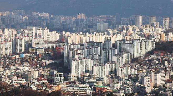 사진은 22일 서울 중구 남산에서 바라본 서울 시내 아파트 밀집 지역의 모습. [이미지출처=연합뉴스]