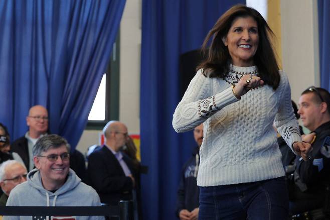 공화당 대선 후보이자 전 유엔 주재 미국 대사인 니키 헤일리가 21일 미국 뉴햄프셔주 데리에서 뉴햄프셔 프라이머리(예비선거)를 이틀 앞두고 열린 유세장 무대에 오르고 있다. /로이터