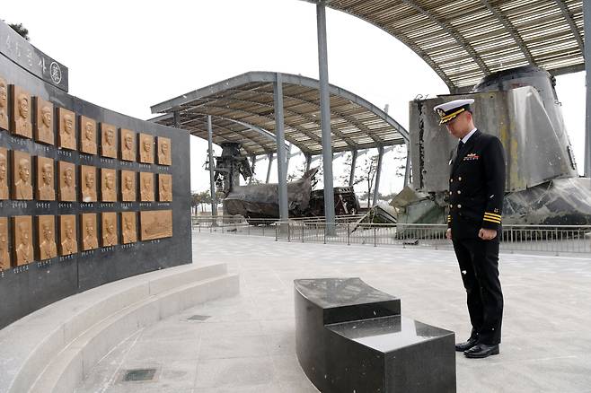 해군2함대사령부 천안함 46용사 추모비에서 22일 박연수 중령이 참배하고 있다. /(해군 제공)