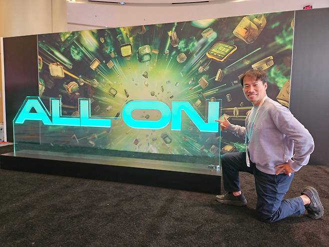 김성훈 업스테이지 대표가 미 라스베이거스에서 열린 CES의 스타트업 중심 전시관 ‘유레카 파크’에서 이번 CES 주제인 ‘모두를 위한 모든 기술의 활성화(All On)’를 배경으로 포즈를 취하고 있다. /임경업 기자