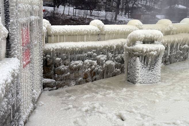 18일(현지시각) 미국 뉴저지주 패터슨의 폭포 주변이 온통 얼음으로 뒤덮였다. /AP 연합뉴스