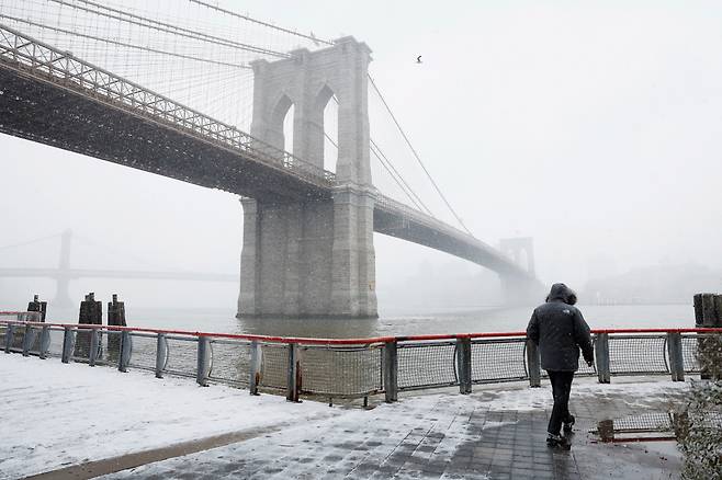 19일(현지시각) 미국 뉴욕의 브루클린 브릿지가 계속해서 내리는 눈에 뒤덮여 있다. /UPI 연합뉴스
