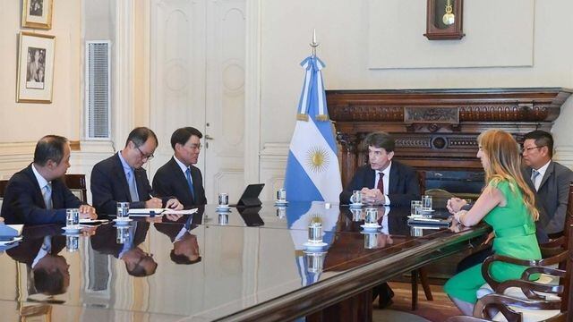 최정우(왼쪽 세 번째) 포스코그룹 회장이 지난 19일(현지시각) 아르헨티나 대통령 집무실에서 니콜라스(가운데) 포세 수석장관을 비롯한 아르헨티나 관료들과 면담하고 있다./아르헨티나 정부 제공