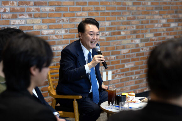 윤석열 대통령이 지난 19일 강원도 강릉시의 청년사업가가 운영하는 한 카페에서 강원 지역 청년들과 이야기를 나누고 있다. 대통령실 제공