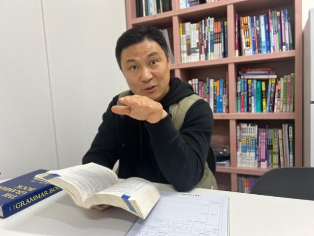 고향 제주에서 '여유'를 되찾은 김기성씨가 본인이 운영하는 학원에서 '주 4일' 일상을 소개하고 있다.