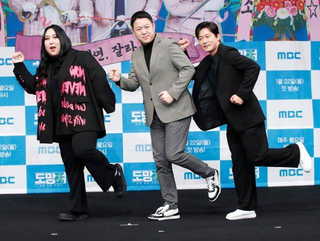 MC 풍자(왼쪽부터)와 김구라, 김대호가 22일 오후 서울 마포구 상암 MBC 골든마우스홀에서 열린 MBC '도망쳐 : 손절 대행 서비스' 제작발표회에서 포즈를 취하고 있다. 뉴스1