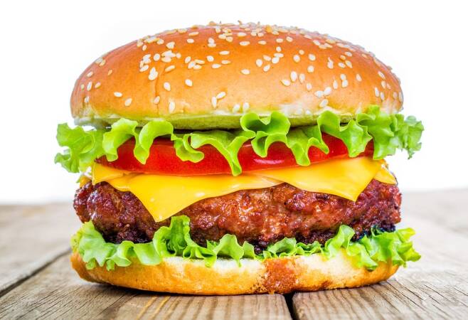 햄버거를 먹을 때는 ‘열량 대비 단백질 비율’을 따져야 한다. / 사진= 클립아트코리아