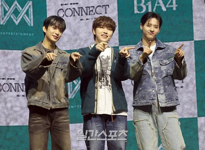 그룹 비원에이포(B1A4)가 8일 오후 서울 예스24라이브홀에서 8집 미니앨범 '커넥트(CONNECT)' 쇼케이스를 갖고 컴백활동을 시작했다. B1A4 공찬-산들-신우가 포토타임을 갖고있다. 정시종 기자 capa@edaily.co.kr /2024.01.08.