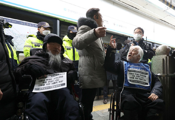 전국장애인차별철폐연대(전장연)가 오이도역 리프트 추락 사고 23주기 지하철 탑승 시위를 재개했다. 사진은 2024년 1월 22일 전국장애인차별철폐연대 박경석 대표와 회원들이 서울 지하철 4호선 혜화역에서 장애인 이동권 보장을 촉구하고 있는 모습. [사진=뉴시스]