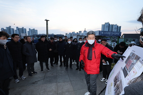 이강덕 포항시장이 죽도시장 동빈교 개체공사 현장 사업 현황 브리핑을 하고 있다. [사진=포항시청]