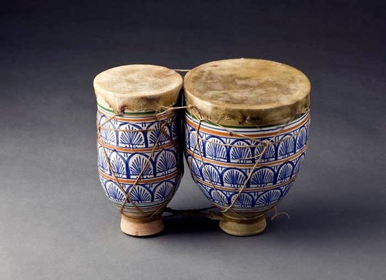 한 쌍의 흙으로 만든 몸체에 염소·소가죽을 고정해 만든 모로코의 막명악기 트빌라. 탐탐 또는 나카라라고도 불린다. 세계민속악기박물관