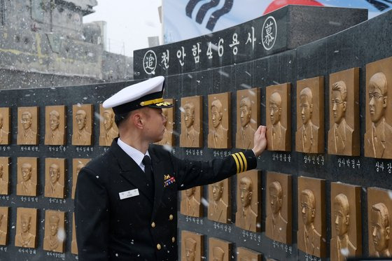 22일 해군2함대사령부 천안함 46용사 추모비에서 박연수 중령이 천안함 46용사 부조상을 둘러보고 있다. 사진 해군 제공