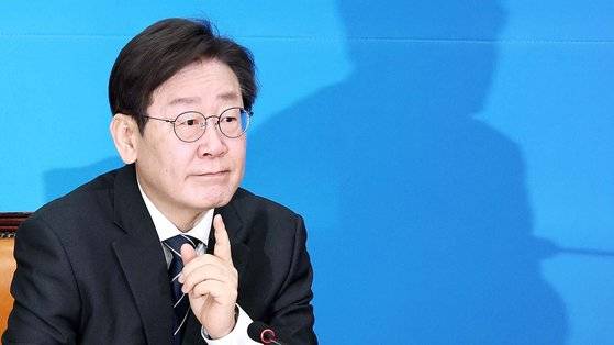 이재명 더불어민주당 대표가 22일 국회에서 개최한 인재 영입 환영식에 참석한 모습. 뉴스1