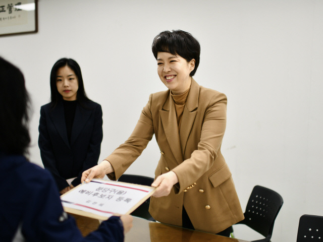 ▲ 김은혜 전 대통령실 홍보수석이 22일 오전 성남시 분당구 선거관리위원회를 방문해 분당을 선거구 국회의원 예비후보로 등록하고 있다. 사진/김은혜 예비후보실 제공