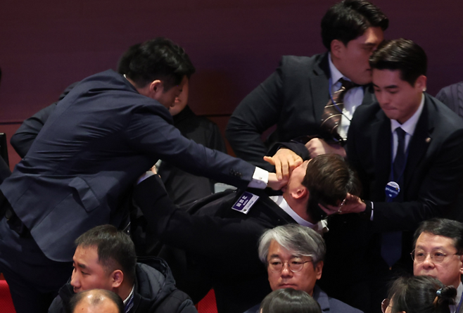 강성희 진보당 의원이 18일 전주시 덕진구에서 열린 전북특별자치도 출범식에서 윤석열 대통령이 입장하며 참석자들과 악수하는 동안 경호원들에게 제지당해 끌려나가고 있다. 대통령실사진기자단