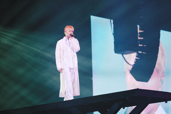 Singer-songwriter WOODZ performs at his "OO-LI Finale″ concert on Friday at Jamsil Indoor Stadium before starting his military service on Monday [EDAM ENTERTAINMENT]