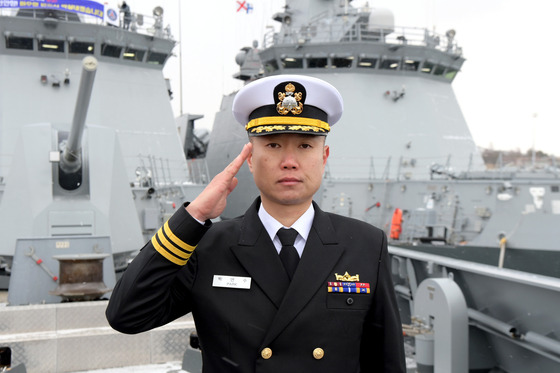 Commander Park Yeon-soo, salutes in front of the frigate ROKS Cheonan on Monday at the South Korean Navy's 2nd Fleet in Pyeongtaek, Gyeonggi. Park was inaugurated as the new captain of the ROKS Cheonan. [REPUBLIC OF KOREA NAVY / YONHAP]