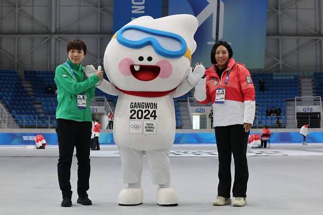 이상화 2024 강원 동계청소년올림픽대회 공동조직위원장과 국제올림픽위원회 롤모델로 초청된 고다이라 나오가 22일 오전 강원도 강릉 스피드스케이트장 믹스드존에서 열린 강원 2024 IOC 롤모델 행사에서 포즈를 취하고 있다.