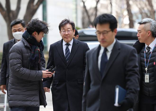 더불어민주당 이재명 대표가 22일 오후 서울 서초구 서울중앙지방법원에서 열린 위증교사 혐의 첫 공판에 출석하기 위해 법정으로 향하고 있다. [연합뉴스]