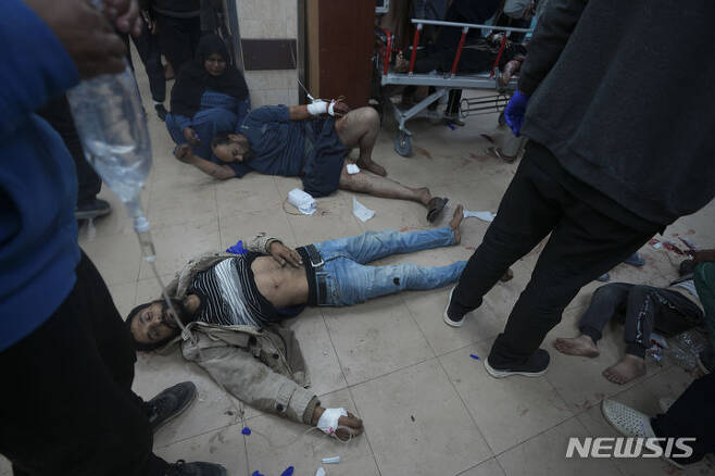 [가자지구=AP/뉴시스] 1월 7일 가자지구 데이르 알발라의 알 아크사 병원 바닥에서 이스라엘의 폭격으로 다친 팔레스타인 주민들이 치료받고 있다. 2024.01.22.
