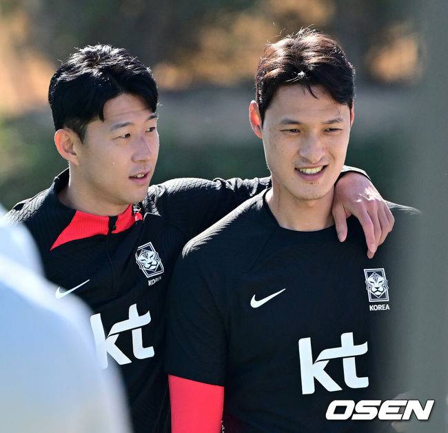 [OSEN=도하(카타르), 지형준 기자] 대한민국 축구대표팀이 21일(현지시간) 카타르 도하 알 에글라 트레이닝 센터에서 훈련을 가졌다.손흥민이 훈련에 앞서 박용우와 이야기를 나누고 있다. 박용우는 요르단과의 경기에서 자책골을 기록했다. 2024.01.21 / jpnews.osen.co.kr