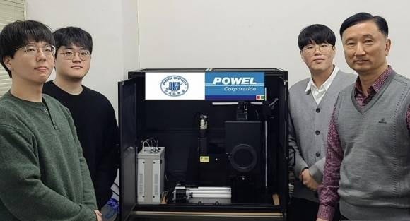 디스플레이 나노박막 표면의 불량 여부를 고속으로 측정할 수 있는 장비를 세계 최초로 개발한  단국대 한관영 전자전기공학부 교수 연구팀.  단국대 제공