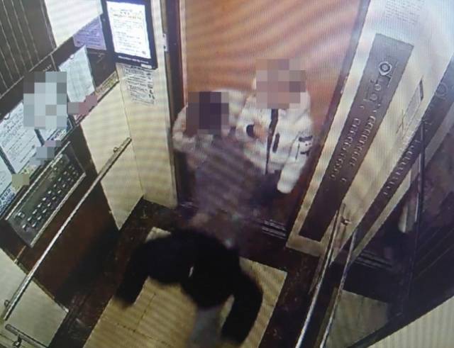 아파트 지하주차장에 소화기 뿌리는 중학생. 연합뉴스