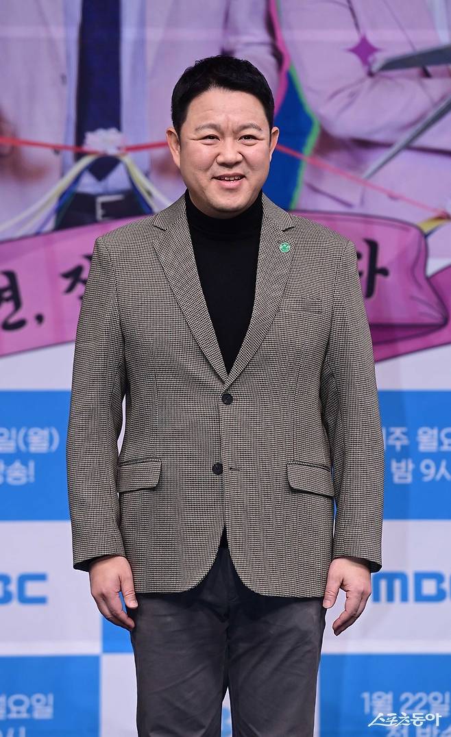 개그맨 김구라가 22일 서울 마포구 상암동 MBC본사 골든마우스홀에서 열린 MBC ‘도망쳐: 손절 대행 서비스’ 제작발표회에서 포즈를 취하고 있다. 주현희 기자 teth1147@donga.com