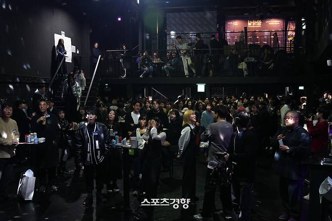웹툰 작가 200여 명과 다양한 분야의 창작자 300여 명이 모여 다양함을 주제로 모인 ‘제0회 창작절’ 행사가 지난 17일 서울 홍대 클럽 블랙에서 성료됐다. 이하 주최측 제공