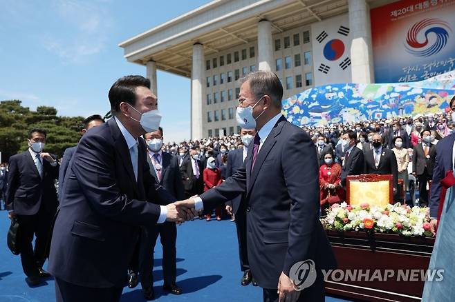 악수하는 윤석열 대통령과 문재인 전 대통령 (서울=연합뉴스) 윤석열 대통령이 10일 서울 여의도 국회에서 열린 제20대 대통령 취임식이 끝난 뒤 문재인 전 대통령 배웅에 앞서 인사하고 있다. 2022.5.10 [대통령실 제공. 재판매 및 DB금지] jeong@yna.co.kr