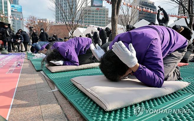 10.29이태원참사 특별법 공포 촉구 철야행동 (서울=연합뉴스) 김인철 기자 = 22일 오후 서울광장에 마련된 10·29 이태원참사 희생자 합동분향소에서 유가족협의회가 특별법 공포를 촉구하며 1만5천9백배의 절을 하고 있다. 2024.1.22 yatoya@yna.co.kr